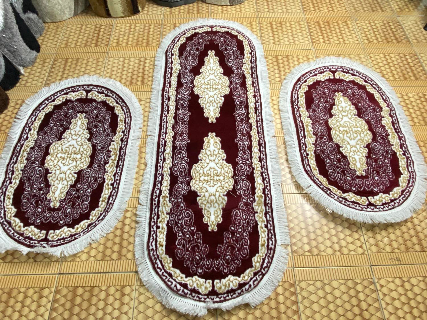 Set 3 Traverse cu Insertii Florale si Medalion si Franjuri,Grena/Auriu/Bej