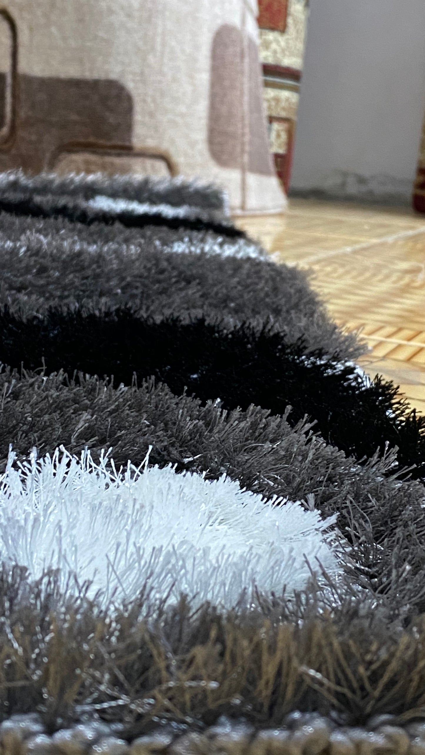 Covor Pufos cu Insertii tip Taifun,cu Fire de Matase Gri/Negru/Alb