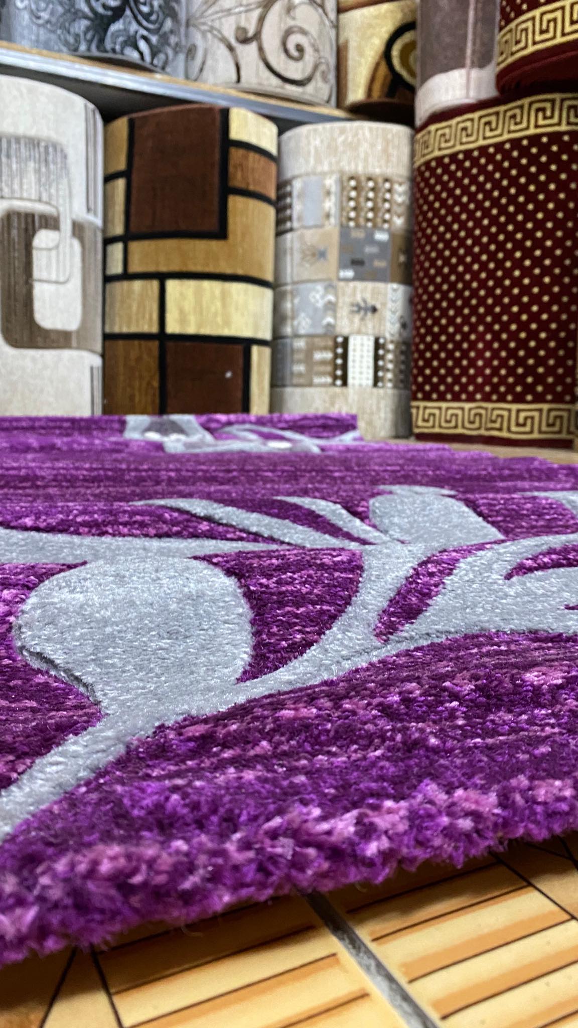 Covor cu insertii florale tip crin,Mov/Gri