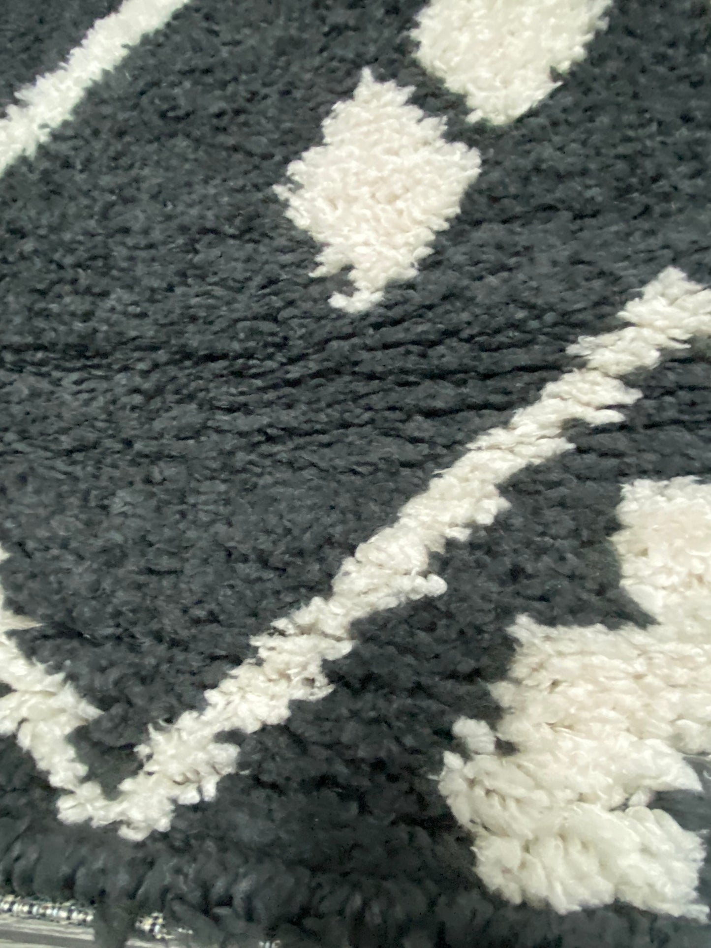 Set Covor cu Traverse Pufoase tip Shaggy , Negru/Alb