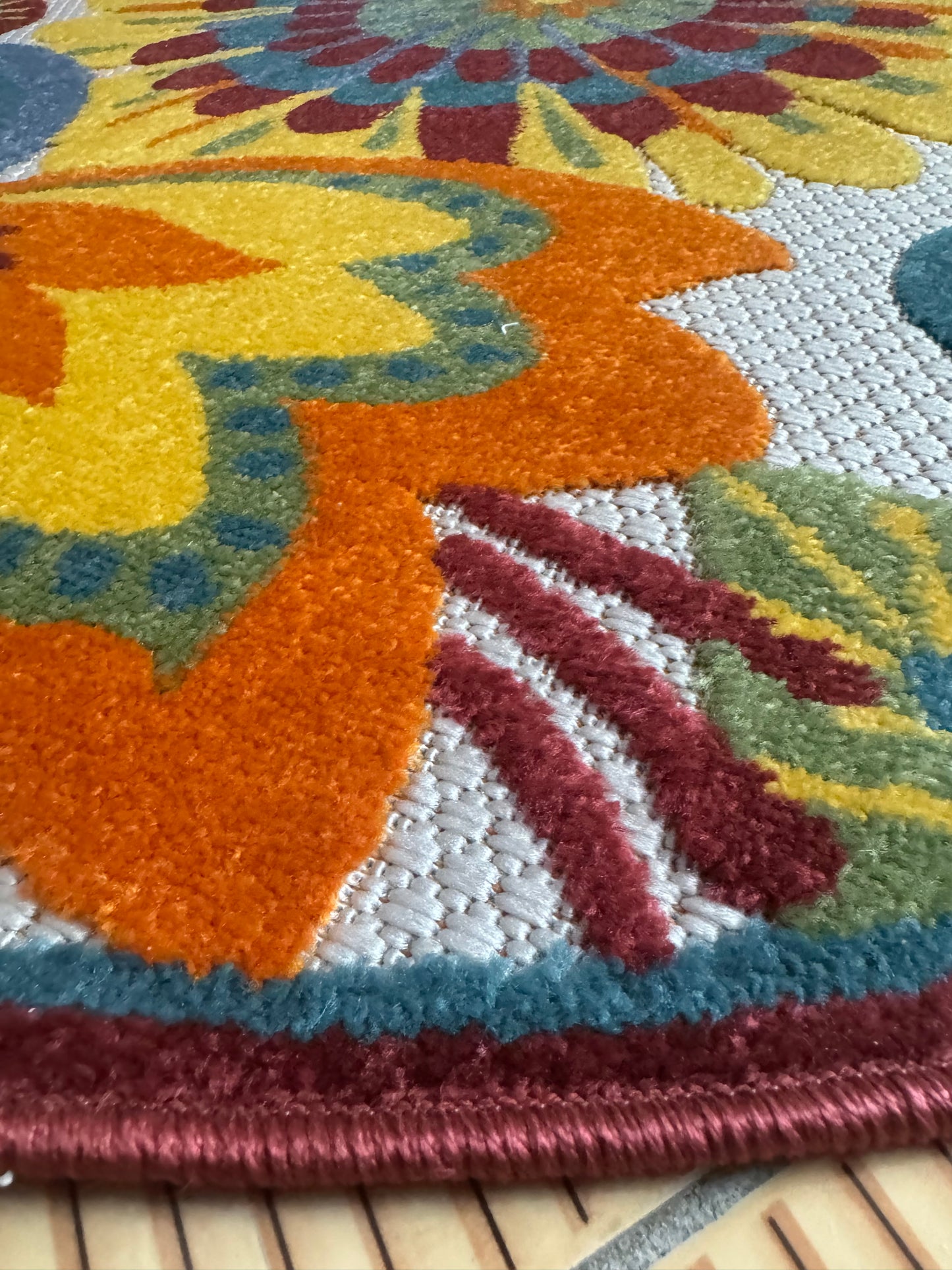 Covor rotund multicolor cu fir scurt cu model floral