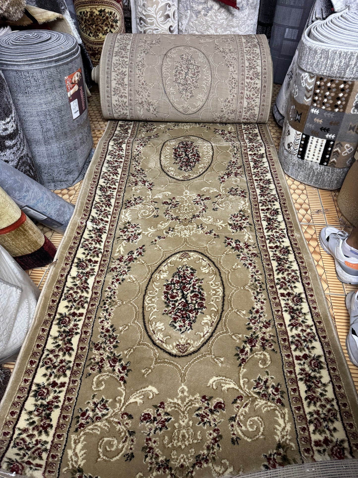 Traversa cu Insertii Florale si Medalion ,Bej/Maro