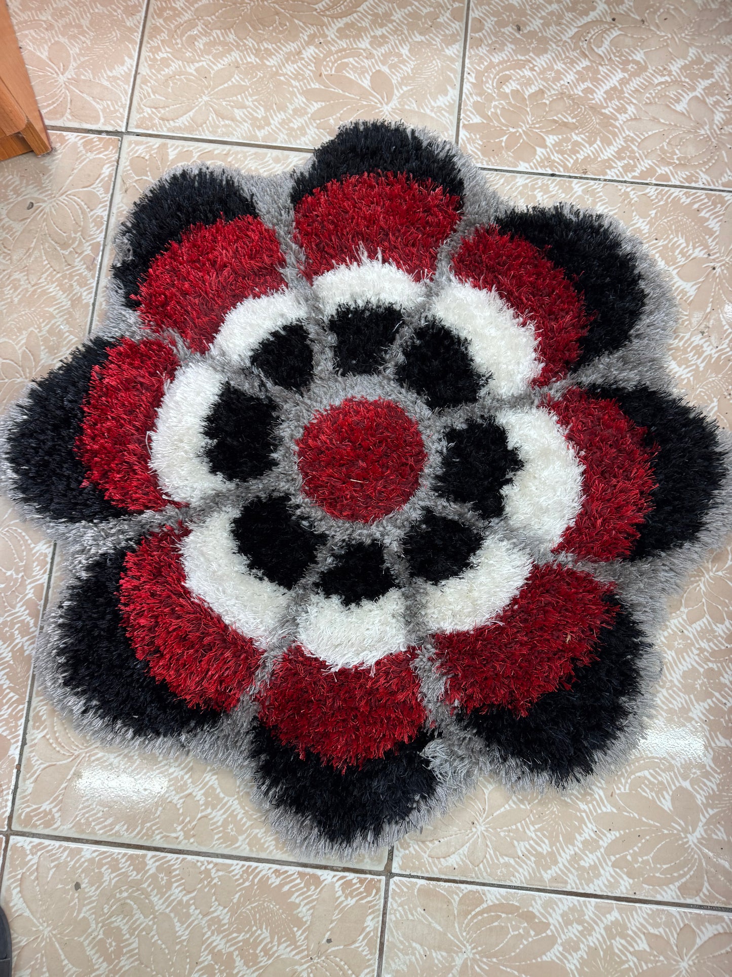 Covor tip Floare 3D Pufos de Matase si Bumbac  ,Gri/Negru/Alb/Grena