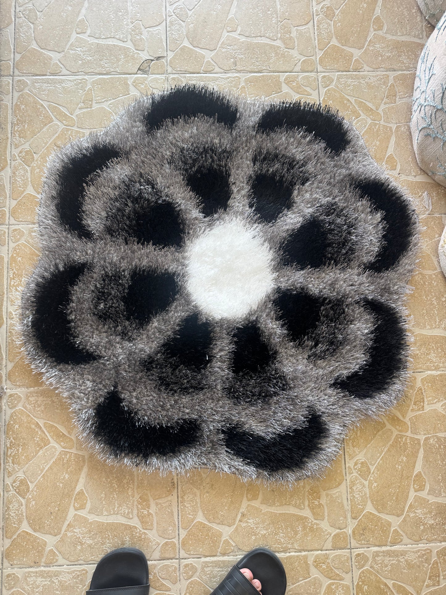 Covor tip Floare 3D Pufos de Matase si Bumbac  ,Gri/Negru/Alb