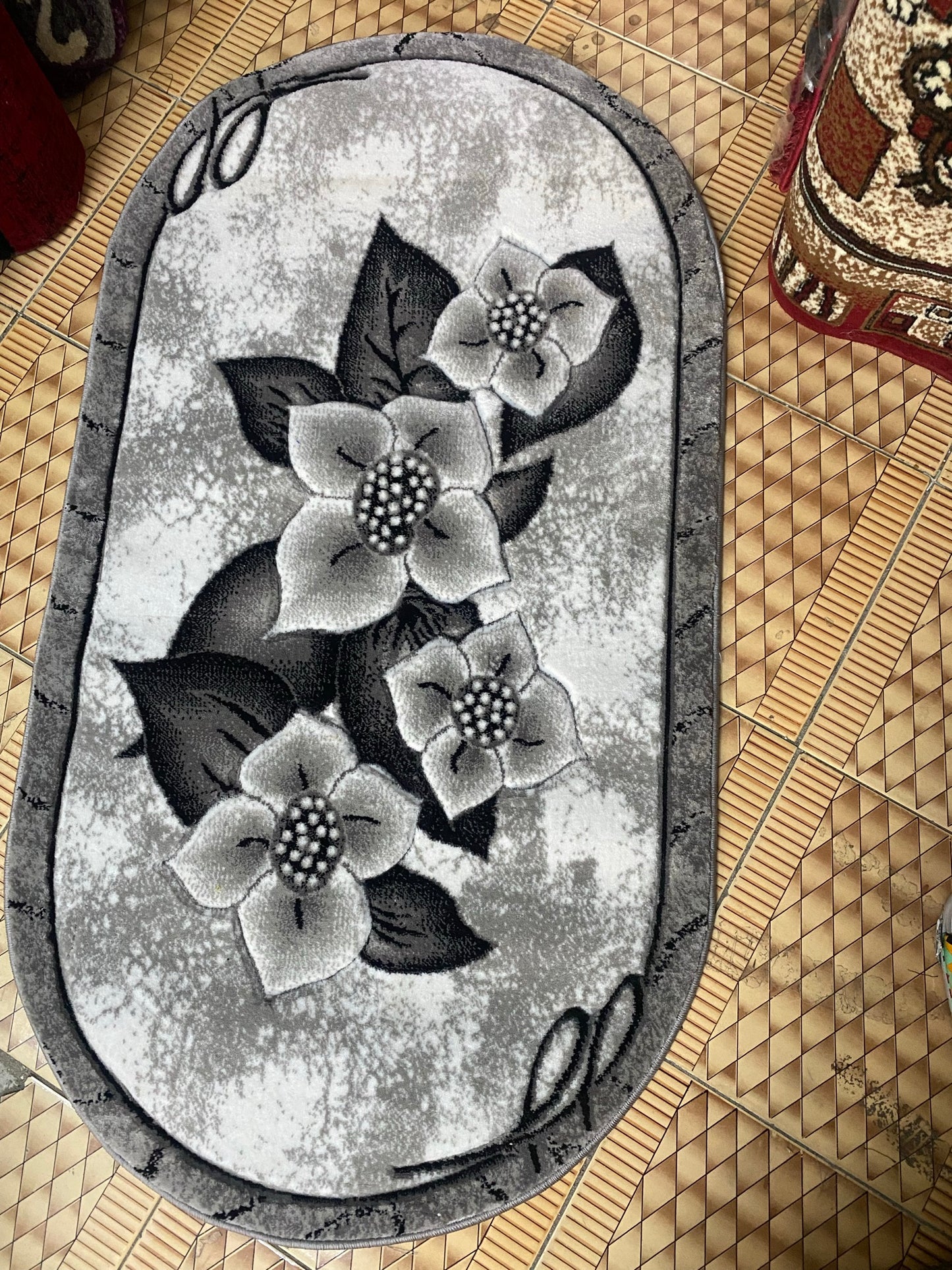 Covor cu Insertii Florale de TIp Bujor ,Gri