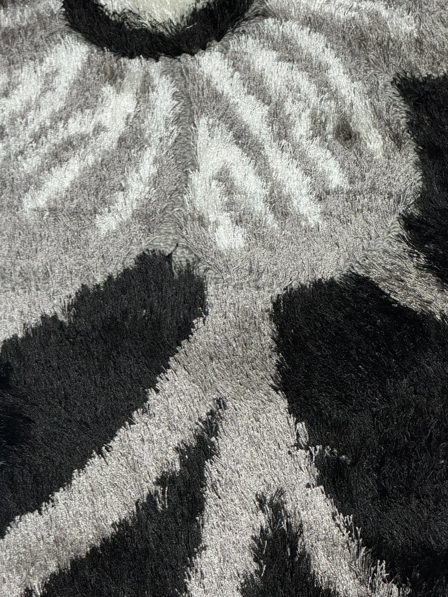 Covor Pufos cu fir lung de Matase in forma de Floare,Gri/Negru/Alb