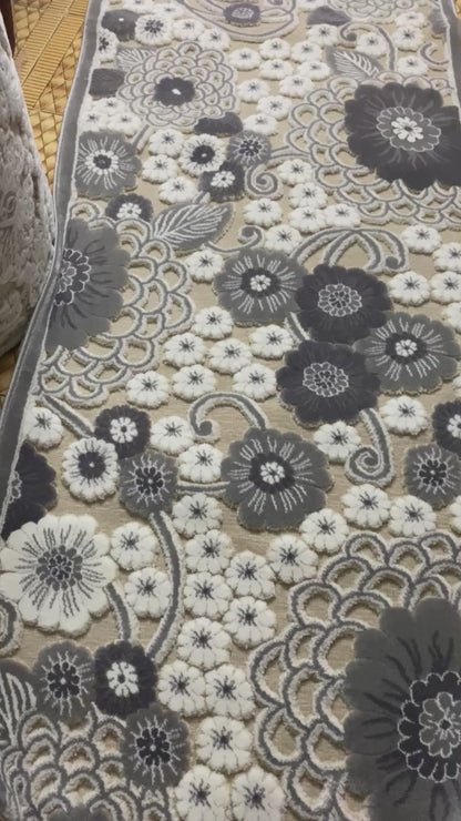 Traversa cu Insertii Florale 3D Margarete ,Gri/Bej