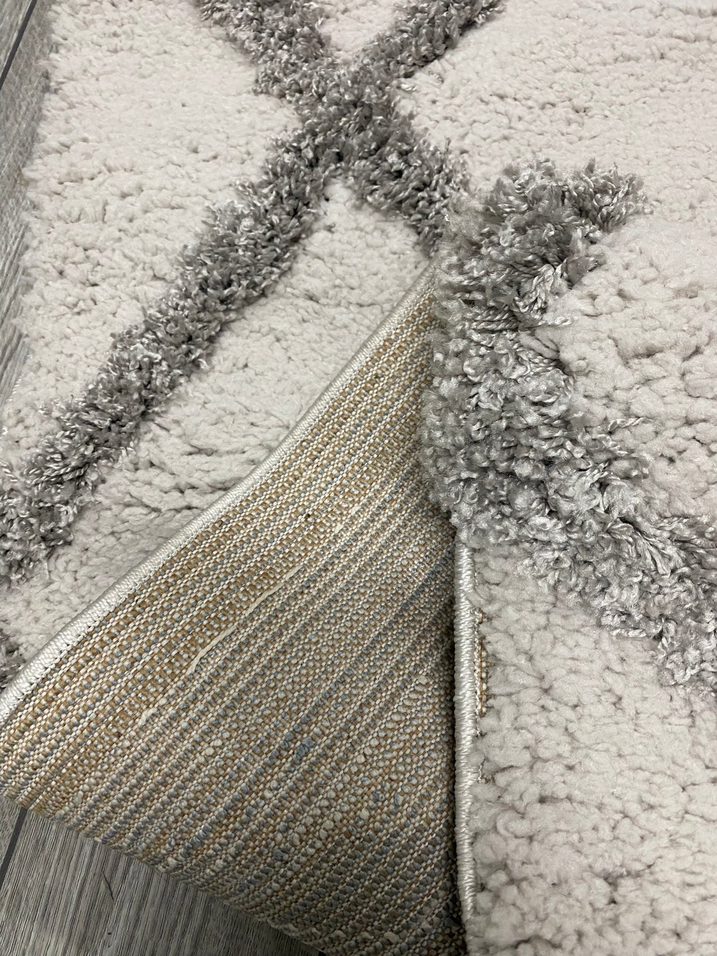 Covor Pufos Cu Insertii tip Romb ,Gri/Alb